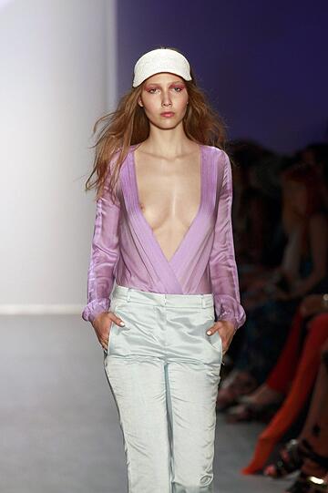 Die Mädchen dürfen auf dem Laufsteg nicht zimperlich sein: Bei der Fashion Week gibt's fast keine Show ohne (fast) nackte Brüste. Die Busenblitzer der sexy Models...