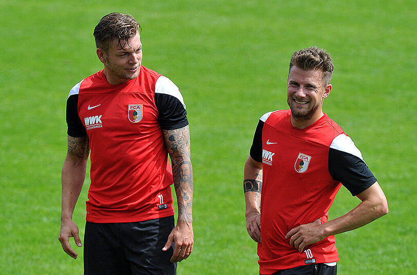 Daniel Baier (rechts) und sein Augsburger Alexander Esswein beim Trainingsauftakt des FCA.