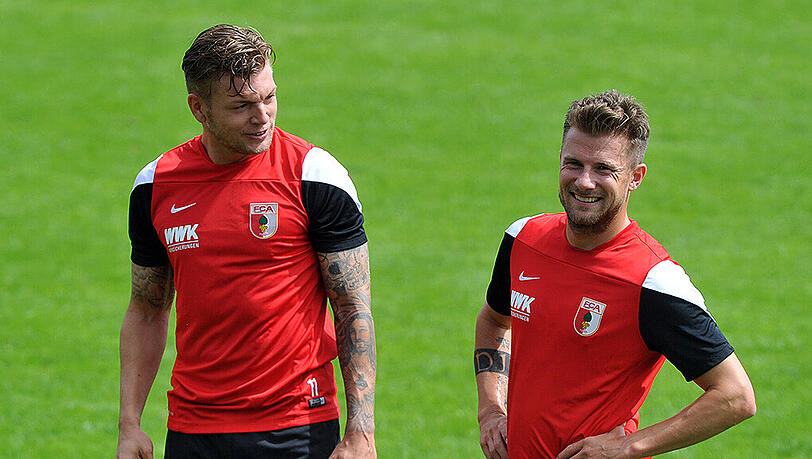 Daniel Baier (rechts) und sein Augsburger Alexander Esswein beim Trainingsauftakt des FCA. Daniel Baier (rechts) und sein Augsburger Alexander Esswein beim Trainingsauftakt des FCA.