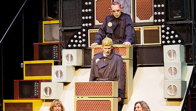 Mehmet Sözer, Max Wagner, Moritz Kienemann und Eva Bay in „Sie nannten ihn Tico“. Mehmet Sözer, Max Wagner, Moritz Kienemann und Eva Bay in „Sie nannten ihn Tico“.