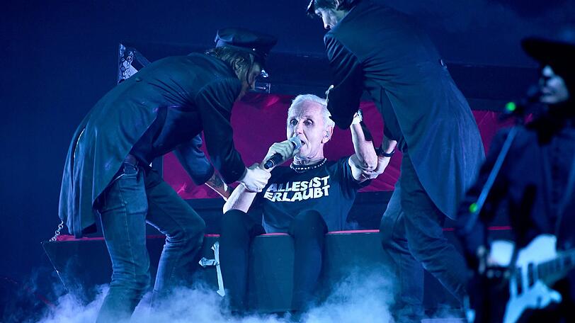 Der morbid-österreichische Beginn der Show: Klaus Eberhartinger lässt sich aus dem Sarg helfen.