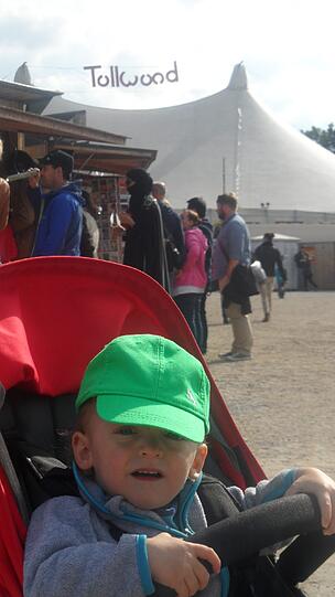 Auch die kleinen Familienmitglieder haben Spaß auf dem Tollwood.