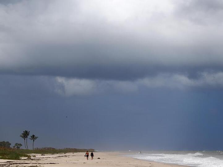 Ein leerer Strand unter einem wolkenverhangenen Himmel in Vero Beach (Florida).