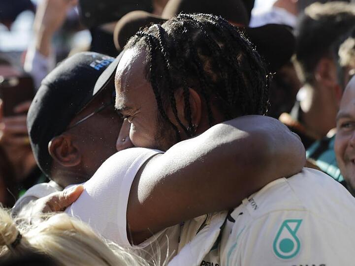 Der sechsmalige Weltmeister Lewis Hamilton (r) vom Team Mercedes umarmt seinen Vater.