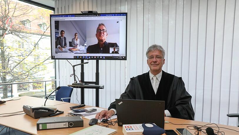 Amtsrichter Klaus-Peter Jüngst in seinem "Corona-Verhandlungszimmer" in der Pacellistraße - beim Gerichtstermin online.