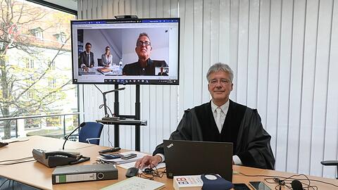 Amtsrichter Klaus-Peter Jüngst in seinem "Corona-Verhandlungszimmer" in der Pacellistraße - beim Gerichtstermin online.