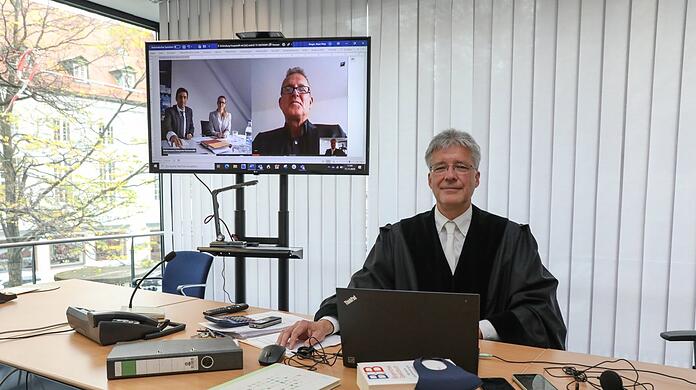 Amtsrichter Klaus-Peter Jüngst in seinem "Corona-Verhandlungszimmer" in der Pacellistraße - beim Gerichtstermin online.