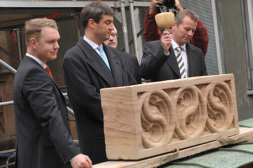 Grundsteinlegung (v. l.): Steinmetz Harald Pollmann, die Minister Markus Söder und Günter Gloser (verdeckt), OB Ulrich Maly.