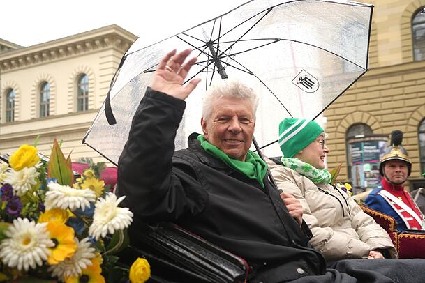 Dieter Reiter fährt in einer Kutsche bei der Parade mit.