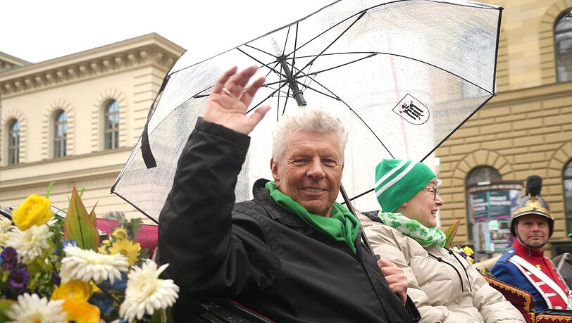 Dieter Reiter fährt in einer Kutsche bei der Parade mit.