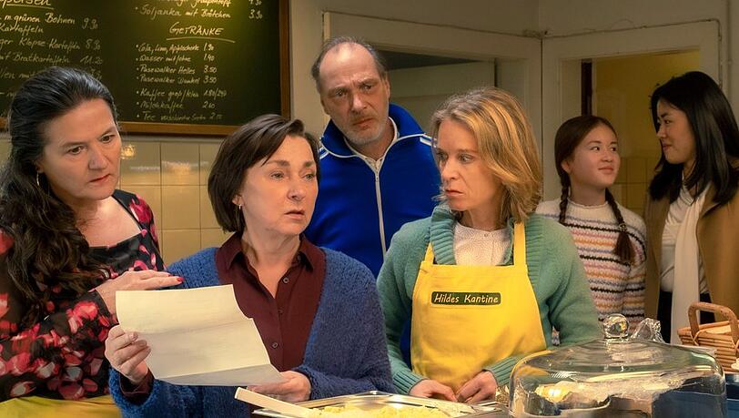 "Mit Herz und Hilde" (v. l.): In "Hildes Kantine" geht es ums Ganze - Lore (Anne-Kathrin Gummich), Hilde (Steffi Kühnert), Ronnie (Martin Brambach) und Angie (Judith Engel) haben finanzielle Probleme; Leonie (Mathilda Joung) und Tamara (Kotbong Yang) beobachten die Diskussion. "Mit Herz und Hilde" (v. l.): In "Hildes Kantine" geht es ums Ganze - Lore (Anne-Kathrin Gummich), Hilde (Steffi Kühnert), Ronnie (Martin Brambach) und Angie (Judith Engel) haben finanzielle Probleme; Leonie (Mathilda Joung) und Tamara (Kotbong Yang) beobachten die Diskussion.