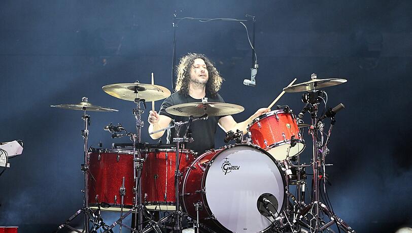 Schlagzeuger Ilan Rubin bekommt auch ein kurzes Solo. An den Drums stiehlt ihm aber Dave Grohl die Show.