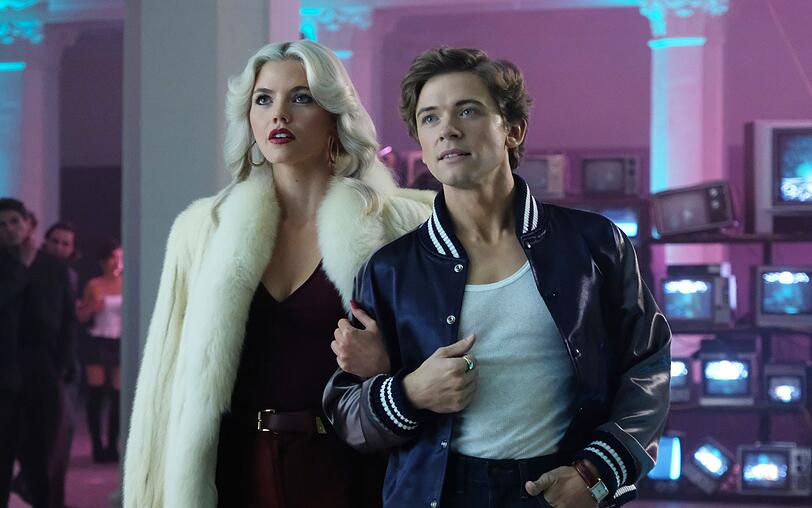 Debbie (Hayes Warner) und Bret (Igby Rigney) sind ein Paar, auch wenn Bret eigentlich andere Vorlieben hat. Debbie (Hayes Warner) und Bret (Igby Rigney) sind ein Paar, auch wenn Bret eigentlich andere Vorlieben hat.