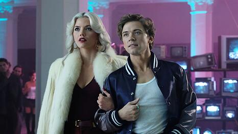 Debbie (Hayes Warner) und Bret (Igby Rigney) sind ein Paar, auch wenn Bret eigentlich andere Vorlieben hat.