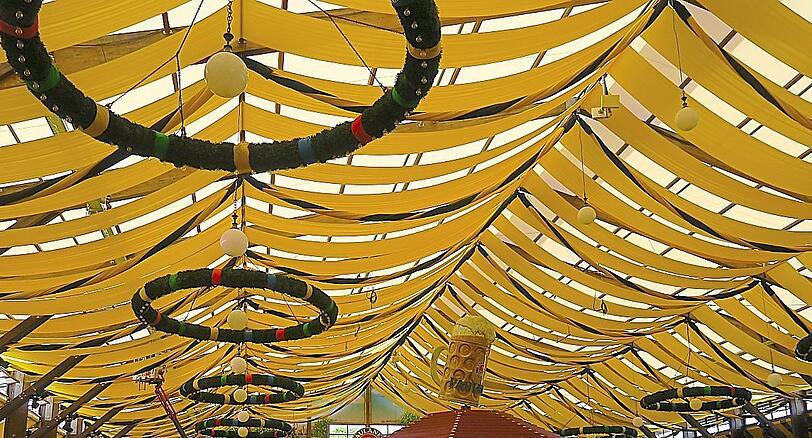 7. Hier leuchten die Stadtfarben: (viel) Gelb und (auch etwas) Schwarz, darunter gro&szlig;e Kr&auml;nze. Mag wom&ouml;glich der Mega-Ma&szlig;krug noch ein Hinweis sein?