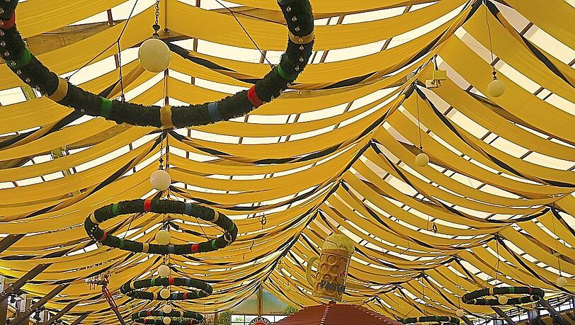 7. Hier leuchten die Stadtfarben: (viel) Gelb und (auch etwas) Schwarz, darunter gro&szlig;e Kr&auml;nze. Mag wom&ouml;glich der Mega-Ma&szlig;krug noch ein Hinweis sein?