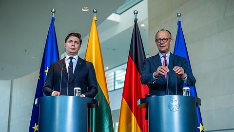 Kanzler Friedrich Merz (CDU, r.) &auml;u&szlig;ert sich bei einer Pressekonferenz mit dem litauischen Ministerpr&auml;sidenten Mindaugas Sinkevicius auch zur Bedrohungslage durch Moskau.
