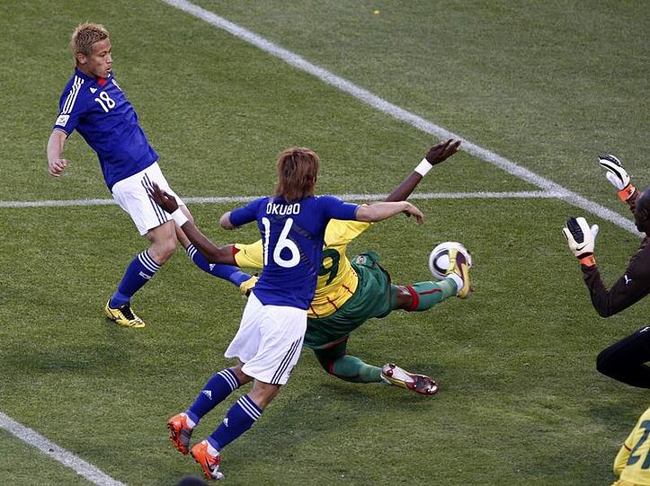 Der japanische Stürmer Keisuke Honda (l) trifft zum 1:0.
