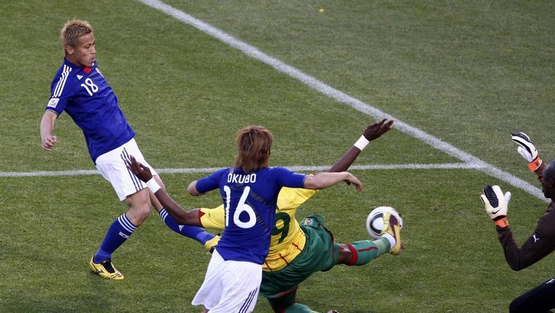 Der japanische Stürmer Keisuke Honda (l) trifft zum 1:0. Der japanische Stürmer Keisuke Honda (l) trifft zum 1:0.