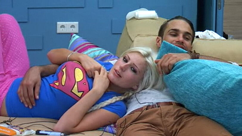 Eng kuscheln die beiden miteinander. Jordan räkelt sich im Superman-T-Shirt an Davids Seite.