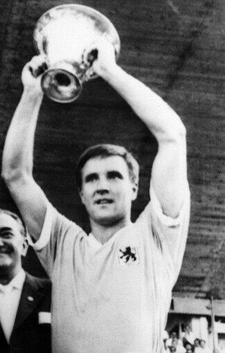 Rudi Brunnenmeier (62&dagger;) - Die Löwen-Legende spielte von 1960 bis 1968 beim TSV 1860. Er war Star der unvergessenen Meistermannschaft 1966, doch schon damals trank er exzessiv. Die Ehe mit Frau Monika endete im Fiasko, Brunnenmeier stürzte sich in Schulden, verspielte haufenweise Geld in den Kasinos. Er verkaufte Brezn, musste wegen Alkohol am Steuer ins Gefängnis. Er fälschte Versicherungsverträge, um an die Provisionen zu kommen &ndash; und wurde wieder verurteilt. Später wurde er abstinent. Zwei Jahre. Dann sagte er: &bdquo;Ich sauf&rsquo; mich jetzt tot.&ldquo; 2003 starb er an Krebs.