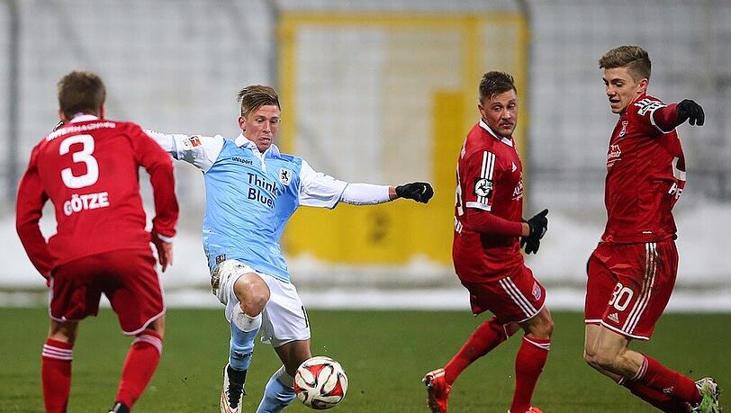 Krisztian Simon bei seinem Debüt im Löwen-Trikot gegen Unterhaching. Krisztian Simon bei seinem Debüt im Löwen-Trikot gegen Unterhaching.