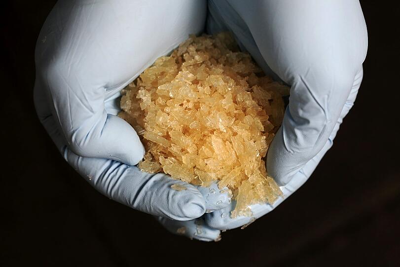 Eine Zollfahnderin zeigt sichergestelltes N-Methylamphetamin (umgangssprachlich abgekürzt Meth oder Crystal).