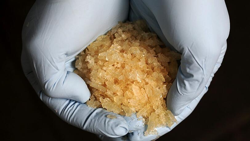 Eine Zollfahnderin zeigt sichergestelltes N-Methylamphetamin (umgangssprachlich abgekürzt Meth oder Crystal). Eine Zollfahnderin zeigt sichergestelltes N-Methylamphetamin (umgangssprachlich abgekürzt Meth oder Crystal).