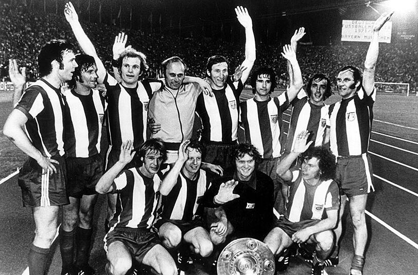 Auftakt zum Meister-Triple: Der FC Bayern feiert den Titel 1972 mit Franz Beckenbauer (l.) und Trainer Udo Lattek.