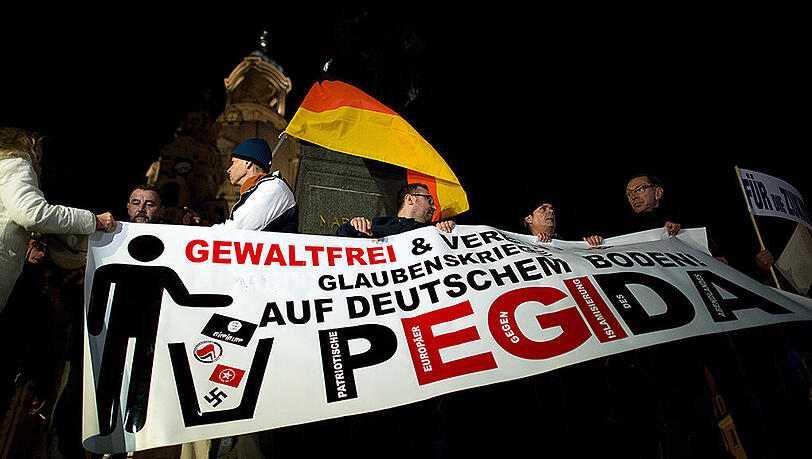 Am 20. Oktober 2014 fand die erste Demonstration der fremdenfeindlichen Pegida-Bewegung statt. Zum Jubiläum gibt es am Montag eine große Demonstration in Dresden. (Archivbild) Am 20. Oktober 2014 fand die erste Demonstration der fremdenfeindlichen Pegida-Bewegung statt. Zum Jubiläum gibt es am Montag eine große Demonstration in Dresden. (Archivbild)