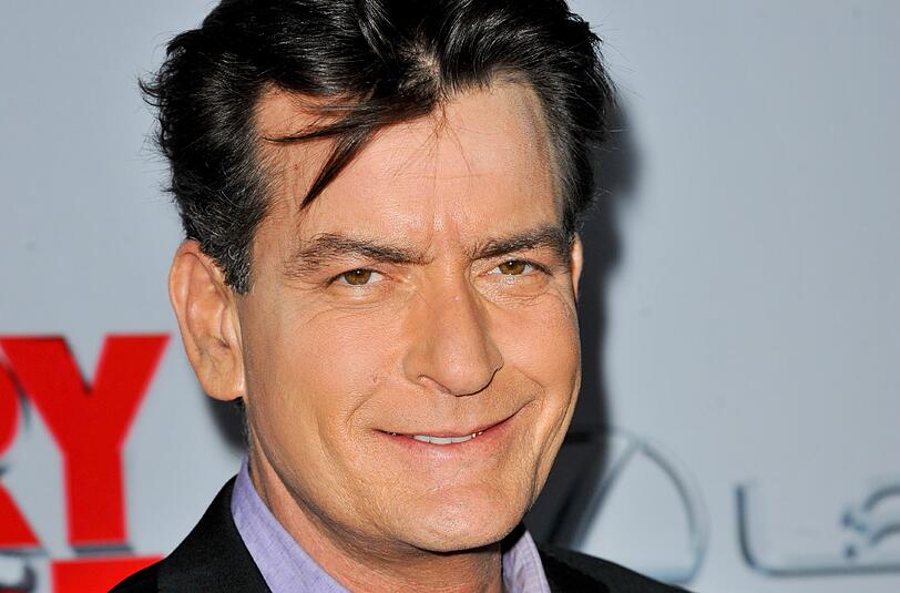 Schauspieler Charlie Sheen stand in den vergangenen Jahren immer wieder durch Alkohol-Ausraster in den Schlagzeilen. 2011 wurde er deshalb sogar bei "Two and a Half Men" vor die Tür gesetzt.