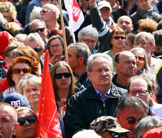 Gut gefüllt: Bei der Rede von Dieter Reiter drängen sich die Menschen auf dem Marienplatz.