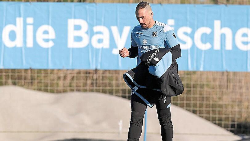 Nix ist's mit Fußball: Timo Gebhart, Mittelfeld-Anführer der Löwen, im Trainingslager in Spanien. Nix ist's mit Fußball: Timo Gebhart, Mittelfeld-Anführer der Löwen, im Trainingslager in Spanien.