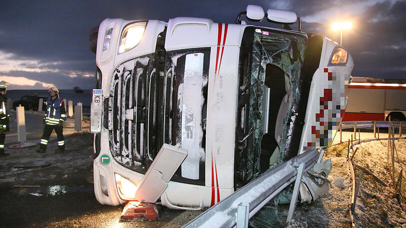 Bilder vom Bergungseinsatz auf der B12: Als der Lkw auf die A94 auffahren wollte, kippte er um.
