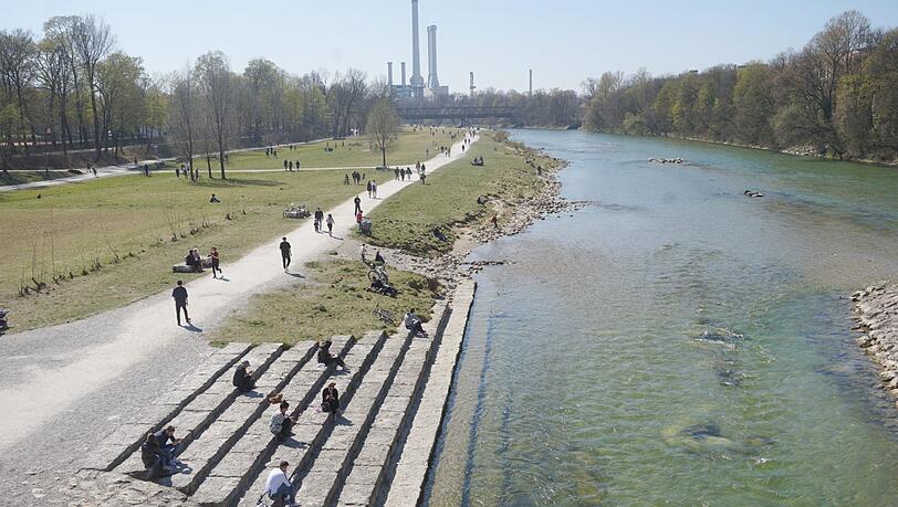 Die Isar führt wenig Wasser, die Waldbrandgefahr in der Stad ist groß: Der April ist vor allem trocken. Die Isar führt wenig Wasser, die Waldbrandgefahr in der Stad ist groß: Der April ist vor allem trocken.