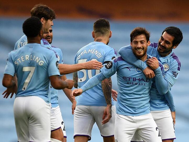 David Silva (2.v.r) von Manchester City jubelt nach seinem Freistoßtor zum 4:0 mit Ilkay Gündogan.