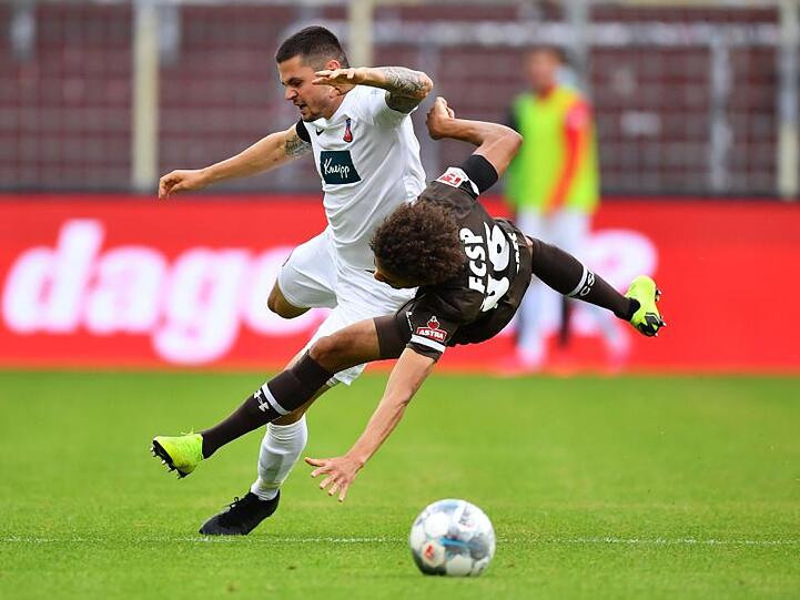 Heidenheims Marnon Busch (l) und Paulis Luis Coordes teilten sich mit ihren Teams die Punkte.