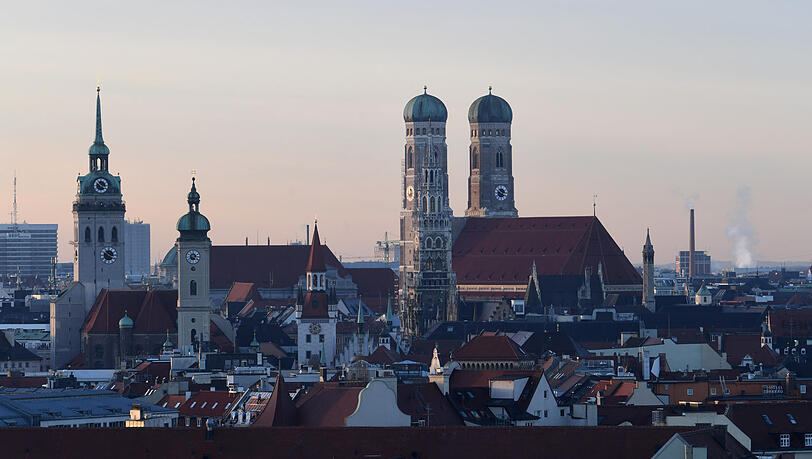 Blick vom Gasteig über die Dächer der Landeshauptstadt auf die Frauenkirche - in dieser Stadt gibt es viel zu entdecken. Blick vom Gasteig über die Dächer der Landeshauptstadt auf die Frauenkirche - in dieser Stadt gibt es viel zu entdecken.