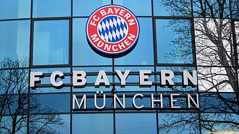 Das Logo vom FC Bayern München ist am Vereinsgelände an der Säbener Straße zu sehen.