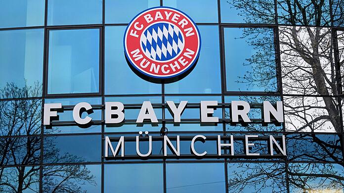 Das Logo vom FC Bayern München ist am Vereinsgelände an der Säbener Straße zu sehen.
