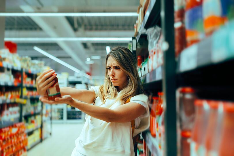 Viele halten Lightprodukte noch immer für Schlankmacher. Zwar haben "light" Milch oder Wurstwaren weniger Fett. Doch sie enthalten oft Süßstoffe, die den Appetit sogar steigern. Zudem verleitet das Label "light" dazu größere Portionen zu essen. So spart man am Ende keine Kalorien. Viele halten Lightprodukte noch immer für Schlankmacher. Zwar haben "light" Milch oder Wurstwaren weniger Fett. Doch sie enthalten oft Süßstoffe, die den Appetit sogar steigern. Zudem verleitet das Label "light" dazu größere Portionen zu essen. So spart man am Ende keine Kalorien.