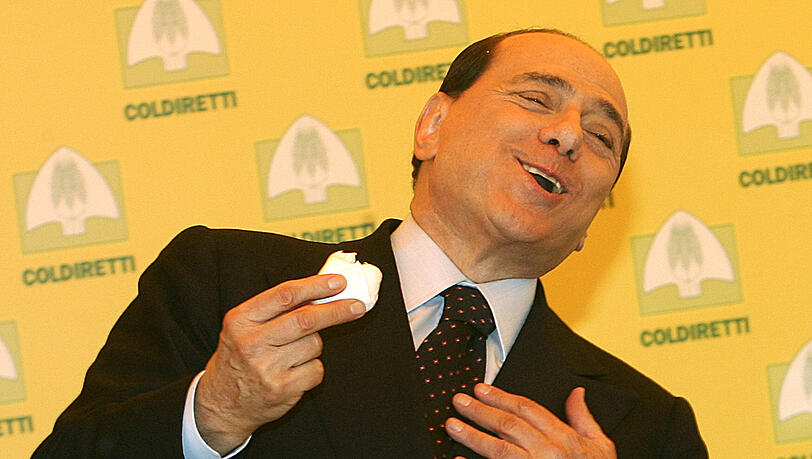 Als Andenken kauft sich Berlusconi eine Comic-Figur von Obama. Als Andenken kauft sich Berlusconi eine Comic-Figur von Obama.