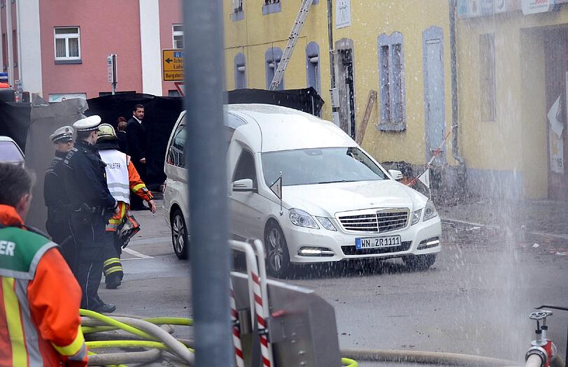 Ein Leichenwagen verlässt das Gelände, auf dem der Großbrand ausgebrochen war. Acht Menschen, darunter sieben Kinder, kamen in den Flammen ums Leben.