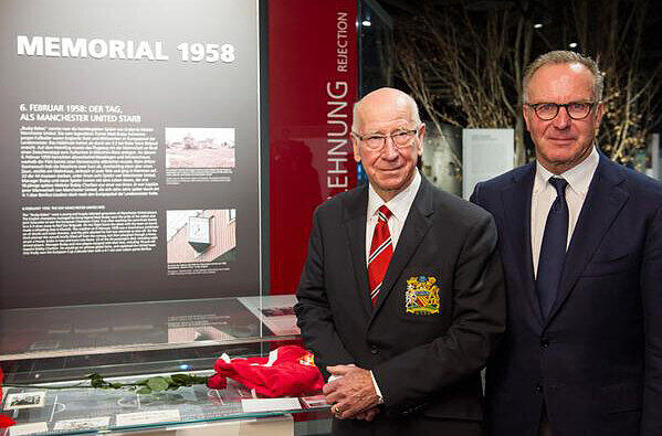 Sir Bobby Charlton und Karl-Heinz Rummenigge gedenken am Jahrestag des Flugzeugunglücks von Manchester United von 1958 in der Erlebniswelt des FC Bayern in München.