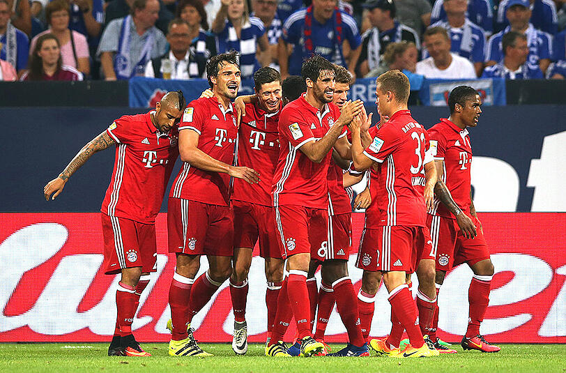 Jubeln auch gegen Schalke: Die Bayern-Profis feiern den 2:0-Sieg in der Liga.