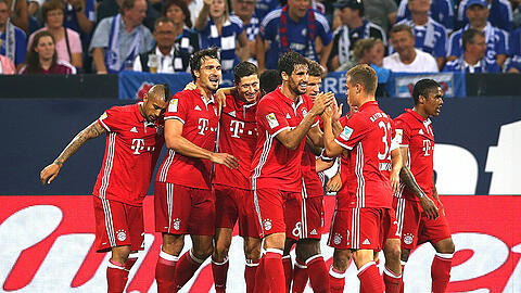 Jubeln auch gegen Schalke: Die Bayern-Profis feiern den 2:0-Sieg in der Liga.