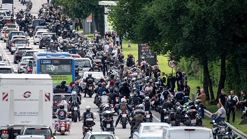 Ein Bild vom vergangenen Samstag: Unzählige Motorradfahrer in München. Ein Bild vom vergangenen Samstag: Unzählige Motorradfahrer in München.