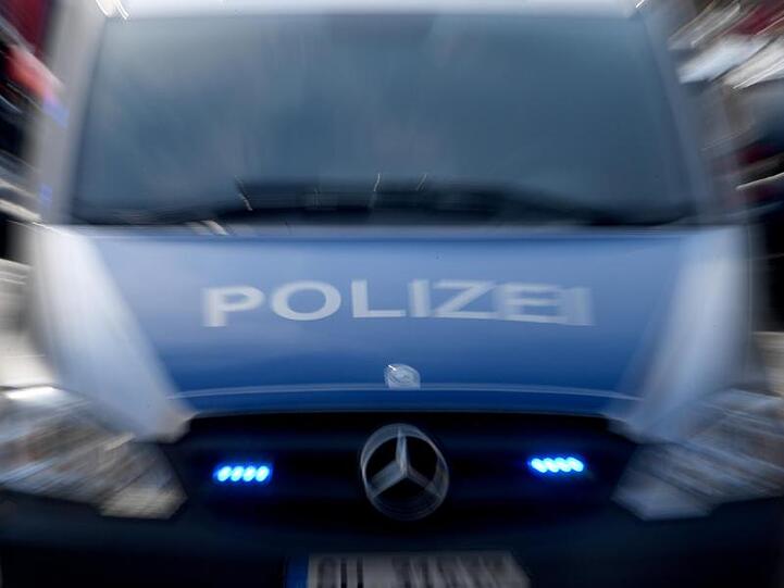 Ein Polizeiwagen mit Blaulicht. Foto: Carsten Rehder/dpa/Archivbild