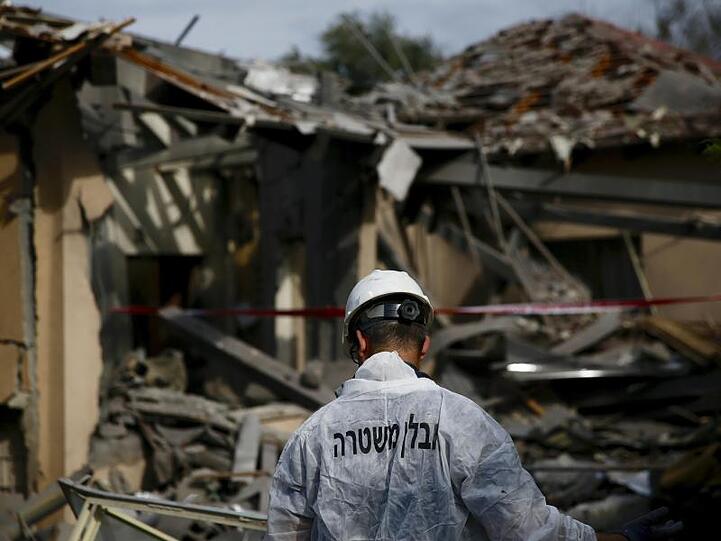 Haus bei Tel Aviv nach einem Raketentreffer.