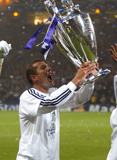 Der vielleicht eleganteste Fußballer aller Zeiten, aber sicher nicht der erfolgreichste: Zinédine Zidane hat nur wenige Titel gewonnen, dafür aber die wichtigsten, 2002 die Champions League. Der vielleicht eleganteste Fußballer aller Zeiten, aber sicher nicht der erfolgreichste: Zinédine Zidane hat nur wenige Titel gewonnen, dafür aber die wichtigsten, 2002 die Champions League.